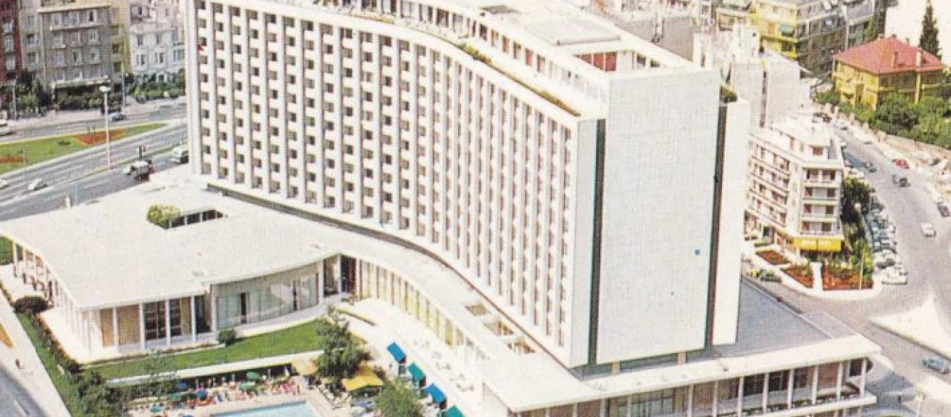 «Το ωραιότερο Hilton του κόσμου»: Η ιστορία του εμβληματικού κτιρίου που θα «βεβήλωνε» τον Παρθενώνα